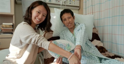 경기 고양시 국립암센터 호스피스병동에 입원한 말기암 환자 정현례 씨(오른쪽)가 직접 만든 팔찌를 딸과 함께 보이고 있다.