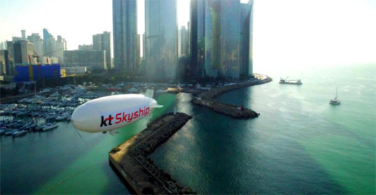 KT가 개발한 해상감시용 무인항공기 ‘스카이십’이 10월 부산 수영만 요트경기장 상공을 날고 있는 모습. 비행선 형태로 추락 위험성을 줄이고 기체 크기를 자유롭게 늘릴 수 있는 점이 특징이다. KT 제공