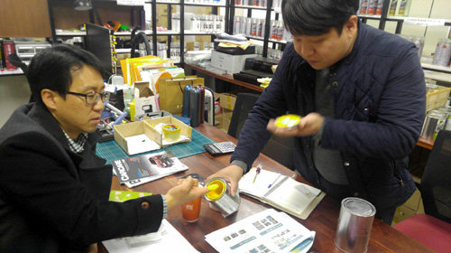 부산지방경찰청 과학수사계 김성민 경위(왼쪽)와 이지튠 배경락 대표가 자신들이 공동 개발한 지문 채취용액의 성능을 테스트하고 있다. 부산지방경찰청 제공