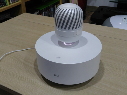 스피커의 전원을 켜야 스테이션 위에 스피커를 올릴 수 있다(출처=IT동아)