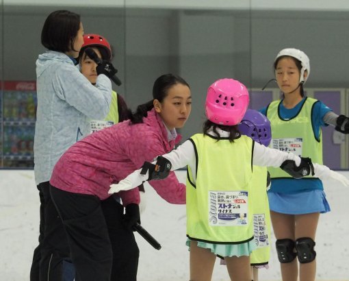 스케이트교실에서 아이들을 가르치는 아사다 마오. 아사히신문 제공