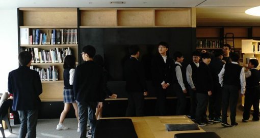 엔씨소프트의 도서관을 견학하는 학생들 / 게임동아