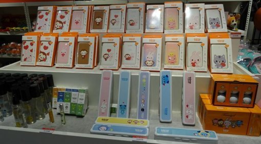 핸드폰 케이스와 아로마 향수 / 게임동아