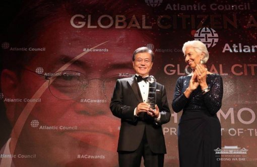 9월 20일 / 아틀랜틱 카운슬에서 주관하는 ‘세계시민상’을 수상하는 문재인 대통령과 시상자인 라가르드 국제통화기금(IMF) 총재