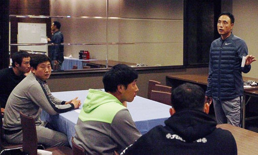 한화 송진우 투수코치(오른쪽)가 9일 일본 미야자키 시가이아리조트 미팅룸에서 진행된 멘탈 트레이닝 교육에서 투수들에게 경험담을 들려 주고 있다. 사진제공｜한화 이글스