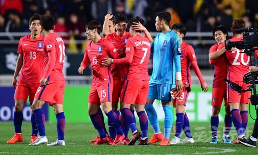 10일 수원월드컵경기장에서 열린 한국과 콜롬비아의 축구대표팀 평가전 경기에서 승리 후 기쁨을 나누고 있는 한국 축구대표팀. 스포츠동아DB