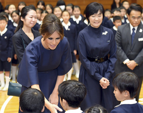 이날 멜라니아 여사(앞쪽)가 아키에 여사(뒷줄 오른쪽에서 두 번째)와 도쿄 초등학교에서 
학생들과 인사를 나누는 모습. 도쿄=AP 뉴시스