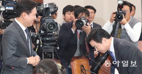 90도 인사 10일 국회에서 열린 홍종학 중소벤처기업부 장관 후보자 인사청문회에서 홍 후보자(오른쪽)가
 국민의당 손금주 의원에게 정중히 인사하고 있다. 청문회에서 야당 의원들은 홍 후보자 가족의 재산 문제를 집중적으로 질의했다. 
김재명 기자 base@donga.com