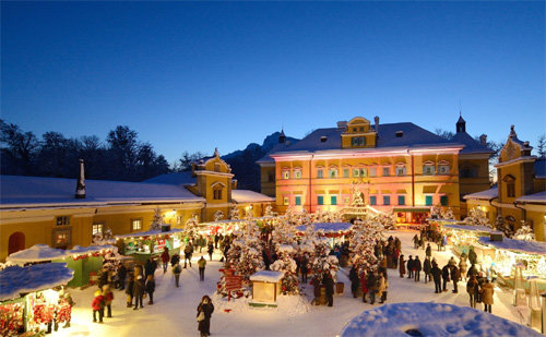 오스트리아 잘츠부르크의 헬브룬 성에서 매년 열리는 크리스마스 마켓 아트벤트차우버. 흰 눈에 덮인 주변 풍경이 따뜻한 조명으로 밝혀지면서 동화 속 나라를 연출한다. 오스트리아 관광청 제공