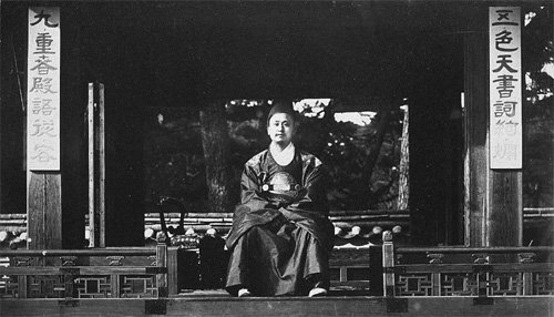 고종(1852∼1919)은 친정을 시작하고 첫 정책으로 대원군이 유통시킨 청전(淸錢·청나라 동전)의 유통을 1874년 금지시킨다. 이는 위정척사파들이 요구한 것이었다. 이 정책은 당시 정부 재정의 3분의 2를 증발시키는 결과를 낳았다. 사진은 1884년 미국인 퍼시벌 로웰이 찍은 고종의 모습. 아산서원 제공