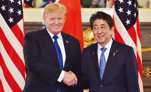 11월 6일 도널드 트럼프 미국 대통령(왼쪽)이 도쿄 아카사카궁에서 아베 신조 일본 총리와 정상회담을 갖기 전 악수하고 있다.[뉴시스]