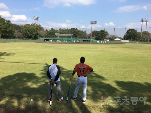 한화 한용덕 감독(왼쪽)이 10일 일본 미야자키 아야니시키바루구장 외야에서 현장 스태프와 함께 선수들의 훈련을 지켜보고 있다.  미야자키(일본) ｜ 강산 기자 posterboy@donga.com