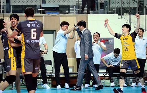12일 서울 장충체육관에서 ‘2017-2018 도드람 V리그‘ 서울 우리카드와 의정부 KB손해보험의 경기가 열렸다. KB손해보험이 우리카드에 세트스코어 3-1로 승리한 뒤 권순찬 감독이 코치들과 하이파이브를 나누고 있다. 장충 | 김민성 기자 marineboy@donga.com