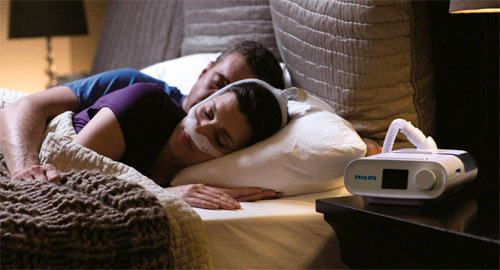 수면무호흡증 치료기인 지속적 양압기(CPAP)를 착용해 수면을 취하는 모습. 최근 출시되는 양압치료용 마스크는 시야가 넓고 움직임이 자유로워 환자 불편을 줄여줄 수 있다. 필립스 제공