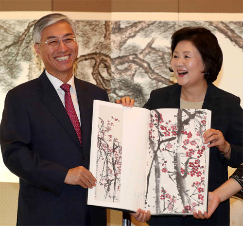 올해 9월 청와대에서 대통령 부인 김정숙 여사에게 홍매화 그림을 선물하고 있는 추궈훙 주한 중국대사. 청와대사진기자단