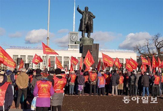 7일 낮 러시아 상트페테르부르크의 핀란드역 러시아 동상 앞에서 공산당원 200여 명이 ”레닌을 살아있다”고 외치며 집회를 벌이고 있다. 이곳은 레닌이 1917년 혁명을 위해 입국했던 곳이다. 상트페테르부르크=동정민 특파원 ditto@donga.com