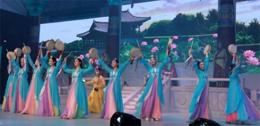 11일 베트남 호찌민 응우옌후에 거리에서 열린 ‘호찌민-경주세계문화엑스포’ 개막식에서 한국 공연단이 ‘함께 피는 꽃’을 주제로 공연을 펼치고 있다. 경북도 제공