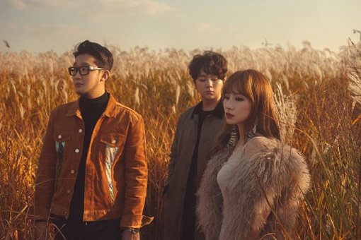 각종 음원차트 정상을 지키며 ‘아이돌 컴백 대란’을 무색하게 만든 어반자카파. 사진제공｜메이크어스엔터테인먼트