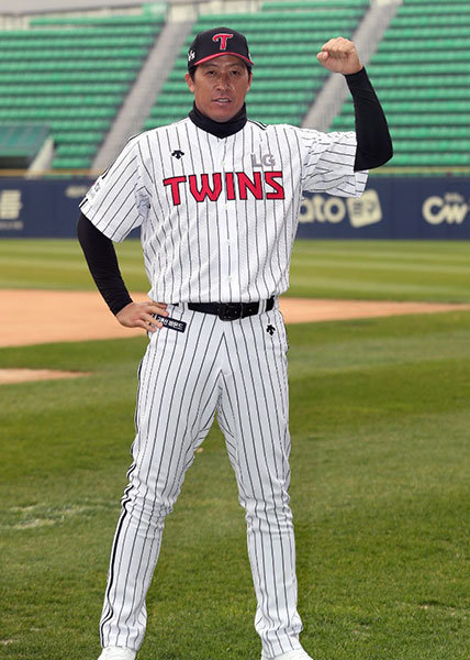 은퇴 1년 만에 다시 LG의 줄무늬 유니폼을 입고 지도자로 첫 발을 내딛은 이병규 코치가 13일 잠실구장에서 “눈높이를 낮추고 선수들이 먼저 다가올 수 있는 코치가 되겠다”고 다짐했다. 사진제공 ｜ LG 트윈스