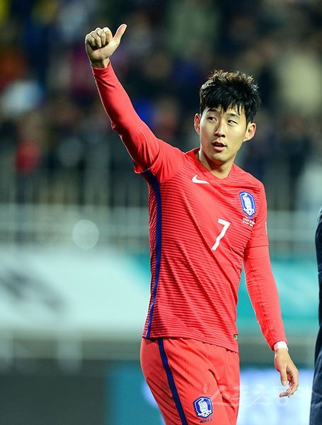 한국축구가 빨라졌다. 그리고 촘촘해졌다. 그간 중요시했던 점유율 축구에서 과감히 벗어나 압박과 속도를 택했다. 덕분에 손흥민을 필두로 한 공격진이 살아나며 골 가뭄을 단번에 해결했다. 남은 과제는 현재의 리듬을 14일 세르비아전에서 그대로 이어가는 일이다. 스포츠동아DB