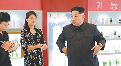 북한의 김정은(오른쪽)이 두 달 동안 ‘도발 휴지기’에 들어가 그 배경에 관심이 모아지고 있다. 사진은 북한 조선중앙TV가 지난달 29일 김정은이 부인 리설주(왼쪽)와 함께 화장품 공장을 방문했다고 보도한 모습. 조선중앙TV 캡처