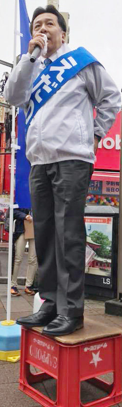 지난달 선거운동 기간에 맥주 상자 위에서 거리 유세를 하는 에다노 유키오 대표. 사진 출처 에다노 유키오 페이스북