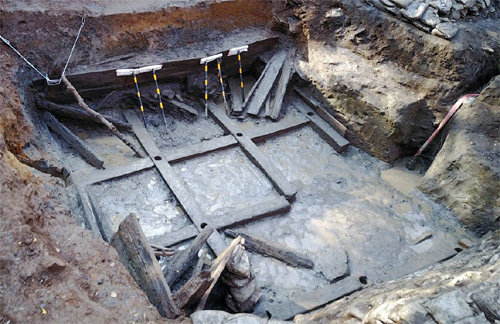 충남 천안시 성거산 용샘에서 발견된 가로 5.5m, 세로 5.4m 크기의 백제시대 목곽고. 바닥에 十자 형태로 결구한 목재들이 보인다. 충남도역사문화연구원 제공