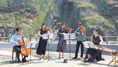 ‘라 메르 에 릴’ 소속 음악가들이 지난해 5월 독도를 방문해 연주하고 있다. 라 메르 에 릴 제공