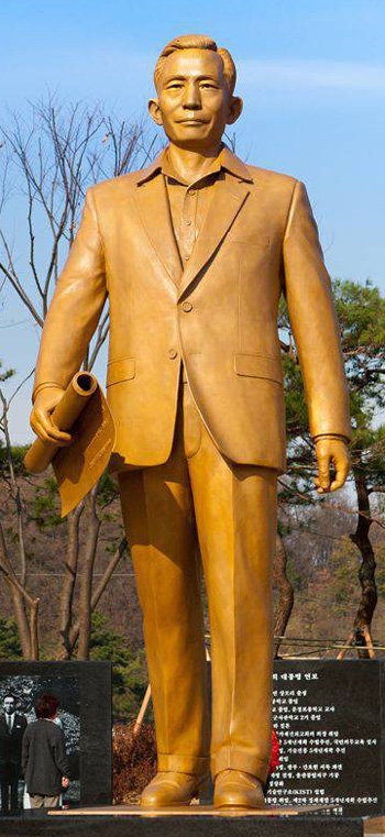 경북 구미시 박정희 전 대통령 생가에 있는 동상. 사진=구미시 제공.