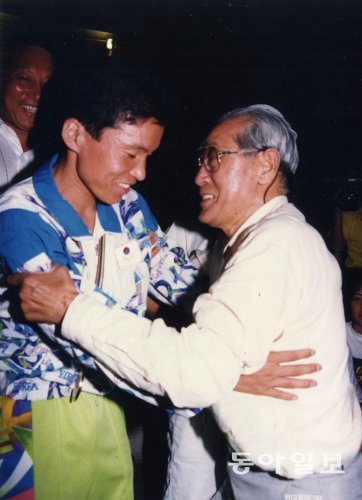 1992년 바르셀로나올림픽 마라톤에서 금메달을 딴 황영조 선수가 손기정 옹과 기쁨을 나누는 모습.  동아일보DB