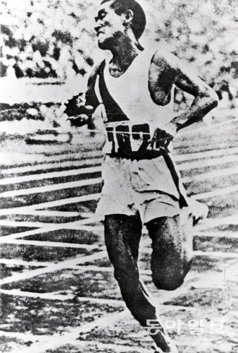 1936년 8월 9일 베를린 올림픽에서 마라톤 결승선을 통과하는 손기정 선수의 모습.  동아일보DB