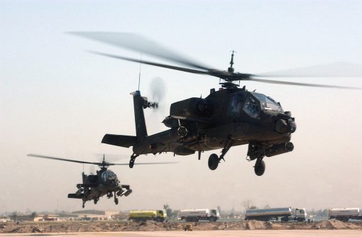 2007년 이라크 바그다드 상공을 날고 있는 AH-64 아파치 두 대. 미 공군 홈페이지