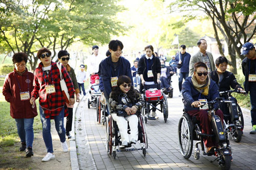 경주 대릉원을 관람하고 있는 장애인들. 국제문화협력지원센터 제공