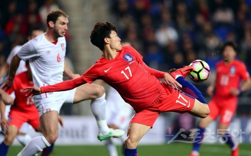 한국 축구 국가대표팀이 14일 울산문수축구경기장에서 세르비아와 평가전을 가졌다. 한국 이재성이 감각적인 힐패스를 하고 있다. 울산 | 김종원 깆 won@donga.com