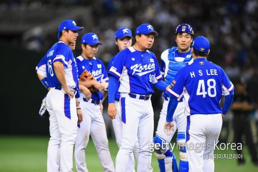 지난 2015년 도쿄돔에서 열린 프리미어12 4강전 당시 선동열(가운데). 사진=게티이미지코리아