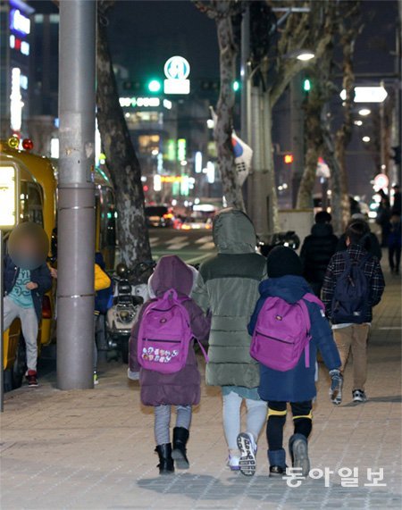 학원 수업이 끝난 저녁 한 학부모가 두 자녀를 데리고 서울 강남구 대치동 학원가 거리를 걷고 있다. 동아일보DB