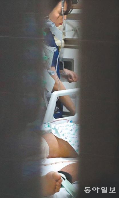 사진=병실 문틈으로 보이는 北병사 다리(전영한 기자 scoopjyh@donga.com)