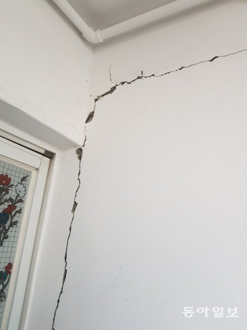 15일 오후 2시29분 경북 포항 북구 북쪽 6km 지역에서 발생한 규모 5.5 지진으로 북구 한 아파트 내부 벽이 갈라졌다.