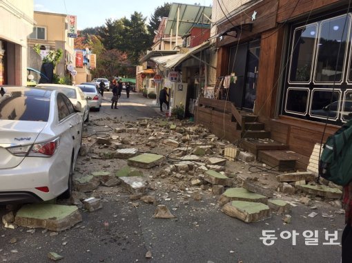 15일 오후 2시29분 경북 포항 북구 북쪽 6km 지역에서 발생한 규모 5.5 지진으로 포항 한동대 인근 주택가에서 건물 외벽이 떨어져 내렸다.