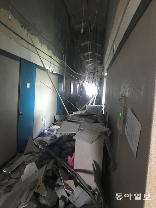 15일 오후 2시29분 경북 포항 북구 북쪽 6km 지역에서 발생한 규모 5.5 지진으로 북구 한 건물 천장이 무너져 내렸다.