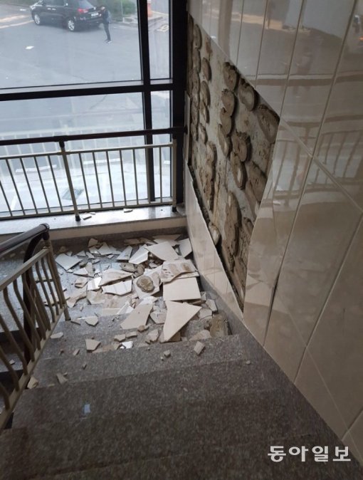 15일 오후 2시29분 경북 포항 북구 북쪽 6km 지역에서 발생한 규모 5.5 지진으로 북구 한동대 건물 내벽이 마감재가 떨어져 내렸다.