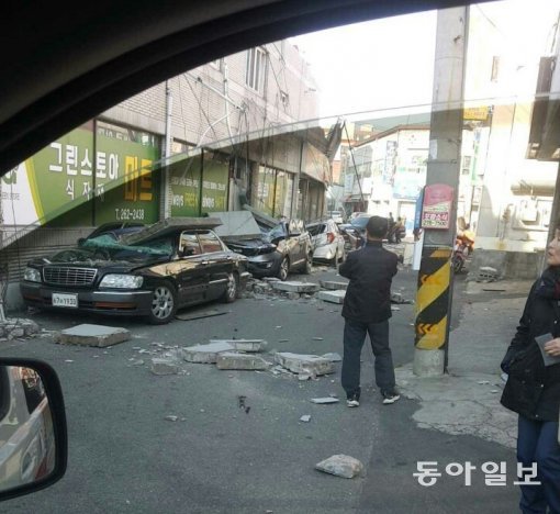 규모 5.4 지진으로 외벽이 무너진 포항 건물들. 노후한 건물이 많아 피해가 컸다. 자료 :  동아일보 DB
