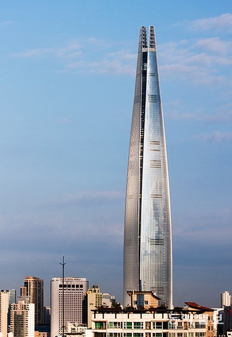 꼭대기 높이가 555m인 롯데타워. 이 건물 옥상은 최대 약 46cm까지 흔들릴 수 있도록 탄력성이 있게 설계됐다. 자료 : 동아일보 DB