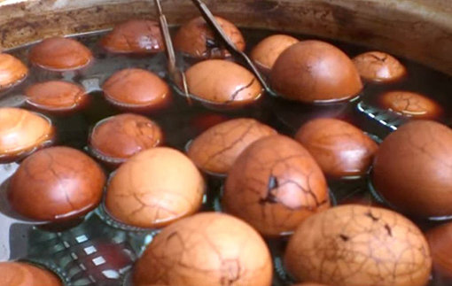 중국 저장성에서 인기가 높다는 퉁즈단. 우리나라에서도 흔히 볼 수 있는 삶은 계란으로 보이지만 이 계란에는 엄청난 비밀(?)이 감춰져 있다. 사진출처｜쇼킹TV 유튜브 화면 캡처