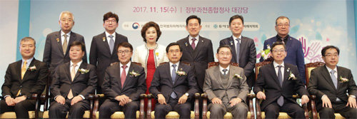 15일 정부과천청사에서 열린 ‘제10회 한국범죄피해자 인권대회’에 박상기 법무부 장관(앞줄 왼쪽에서 네 번째)이 참석했다. 법무부 제공