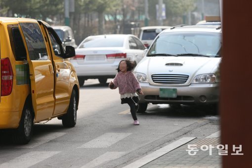 서울의 한 도로에서 어린이가 통학버스에 타기 위해 차량 사이를 홀로 뛰고 있다. 통학차량에 성인 보호자 동승을 의무화하는 도로교통법 
개정안(세림이법)이 2015년 시행된 후 3년 가까이 됐지만﻿ 아직도 어린이가 위험에 노출되는 아찔한 상황을 많이 볼 수 있다. 동아일보DB