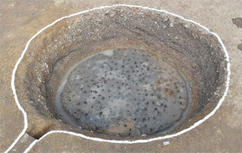 전남 강진군 전라병영성에서 발견된 인마살상용 부비트랩(함정). 구덩이 바닥에 여러 개의 죽창이 꽂혀 있다. 문화재청 제공