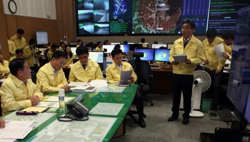 정승 사장(맨 왼쪽)이 포항 지진 긴급점검 대책을 지휘하고 있다.
