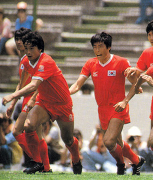 국가대표 선수 시절 차범근(오른쪽). 사진제공｜FIFA