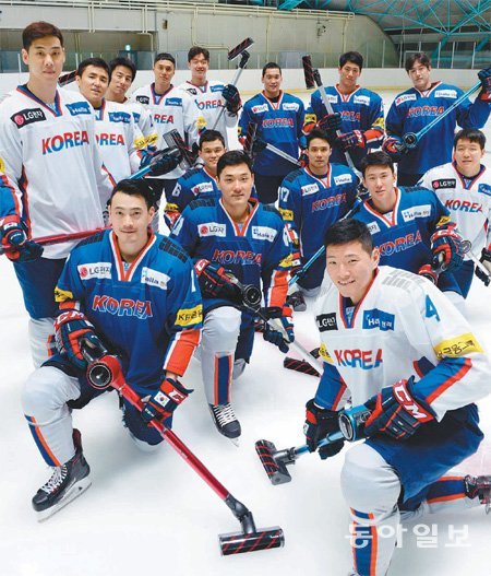 아이스하키 남자 국가대표팀 선수들이 태릉선수촌 실내 빙상장에서 아이스하키 스틱을 닮은 ‘LG 코드제로 A9’ 무선청소기를 들고 포즈를 취하고 있다.